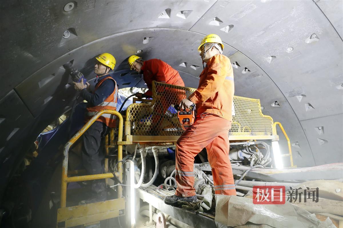 武汉地铁11号线三期首开段紫阳湖站-武昌火车站盾构区间，操作手进行管片拼装。袁永华 摄.JPG